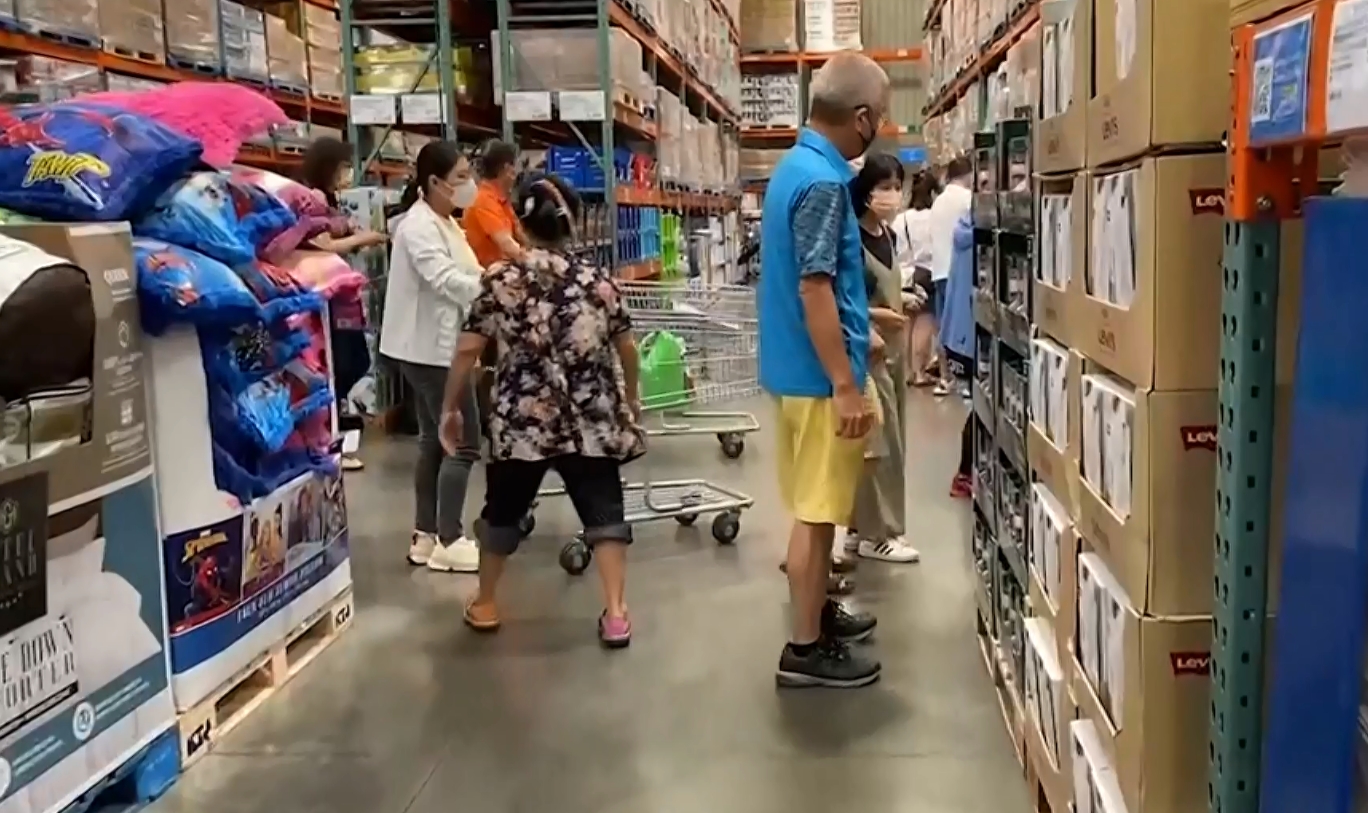 ▼有民眾發現美式賣場標價藏有秘密。（圖／東森新聞）