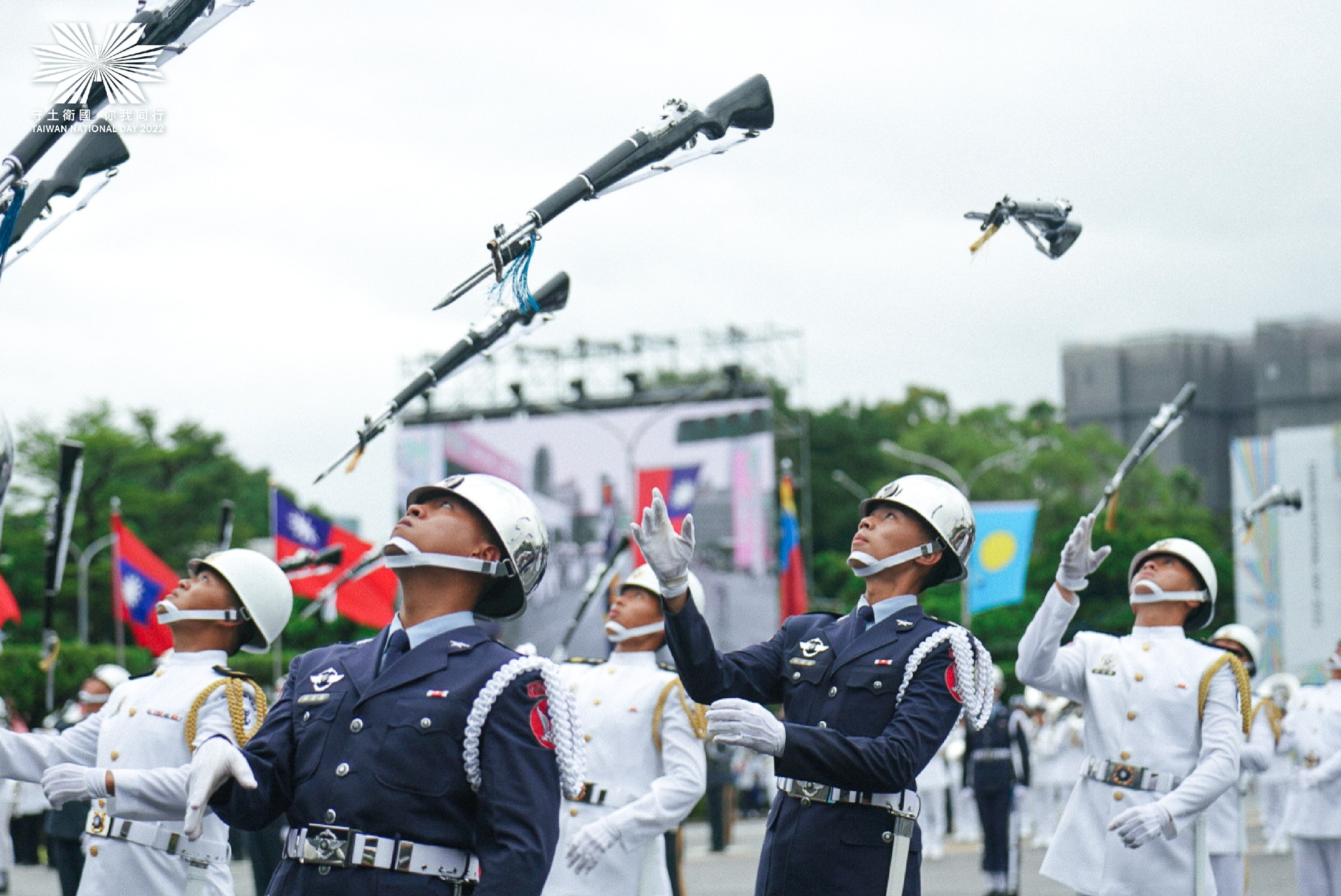 ▼國軍將展現活力的花式操槍。（圖／翻攝自中華民國 讚國慶臉書）