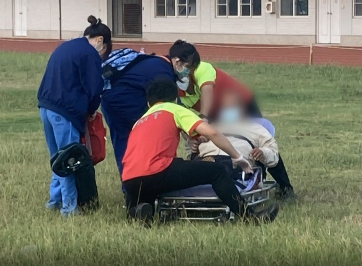 ▼飛機降落後,在場等候的醫護人員馬上協助病患入院治療。(圖/東森新聞)