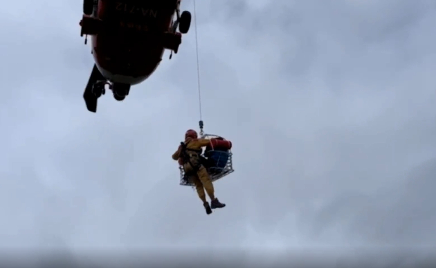 ▼救難隊派出直升機,協助無法行走的山友下山治療。(圖/東森新聞)