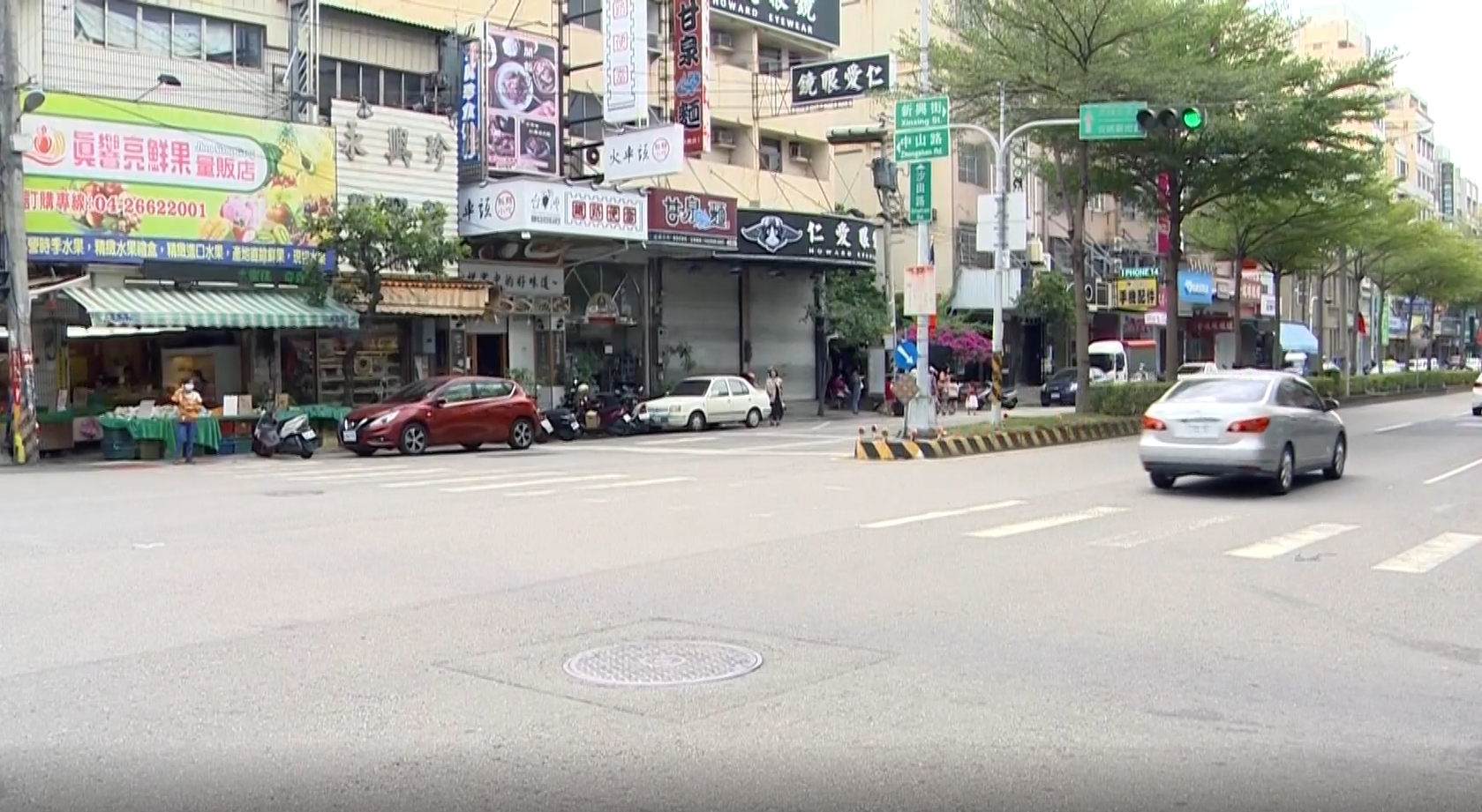 ▼沙鹿市場周邊交通亂象多，許多長者都會直接轉彎。（圖／東森新聞）