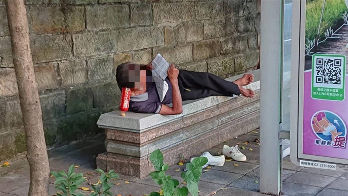 阿伯「寶特瓶」撐頭側躺看報 網驚嘆：隱世高手