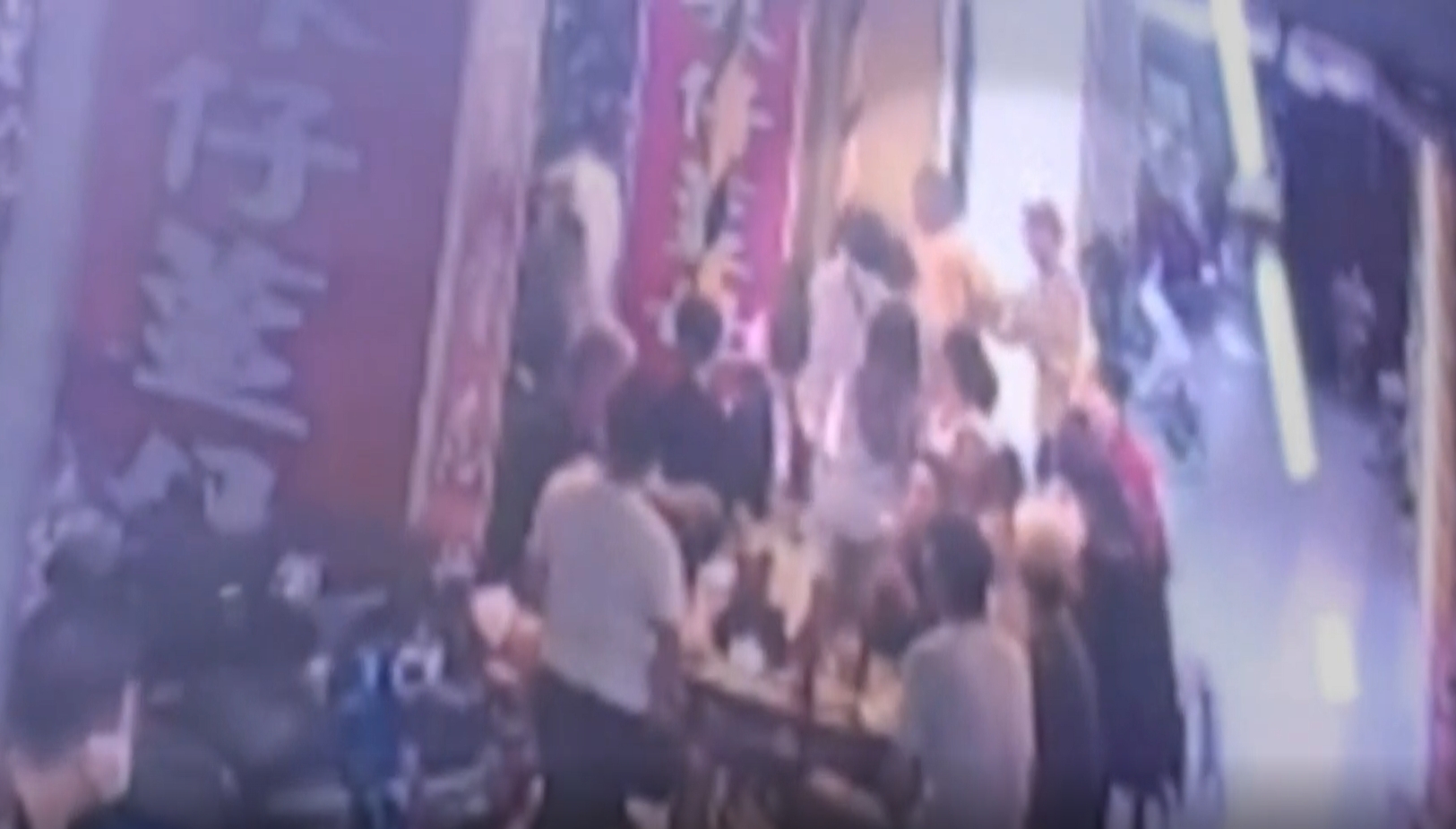 ▼大伯跟妹婿為了搶結帳而爆發口角，嚇得店員報警處理。（圖／東森新聞）