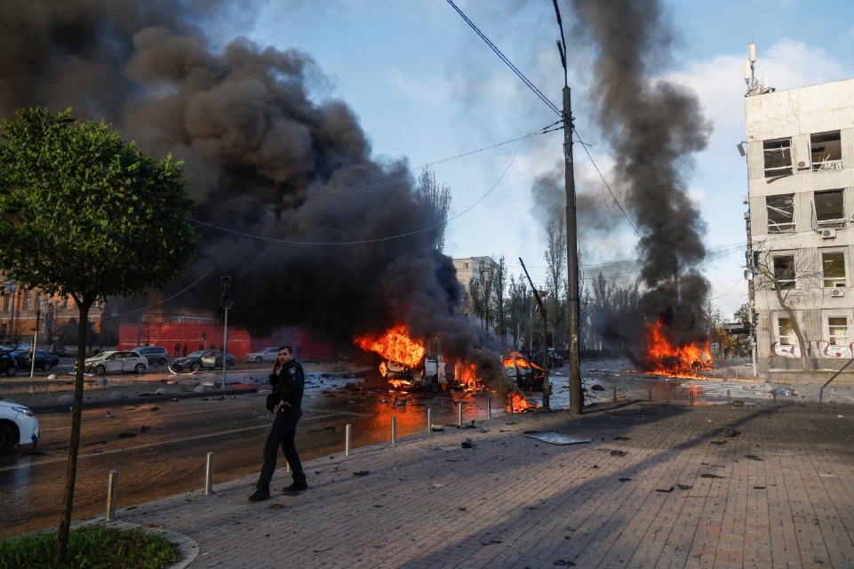 ▼爆炸現場濃煙竄起，多名消防員防著滅火。（圖／路透社）