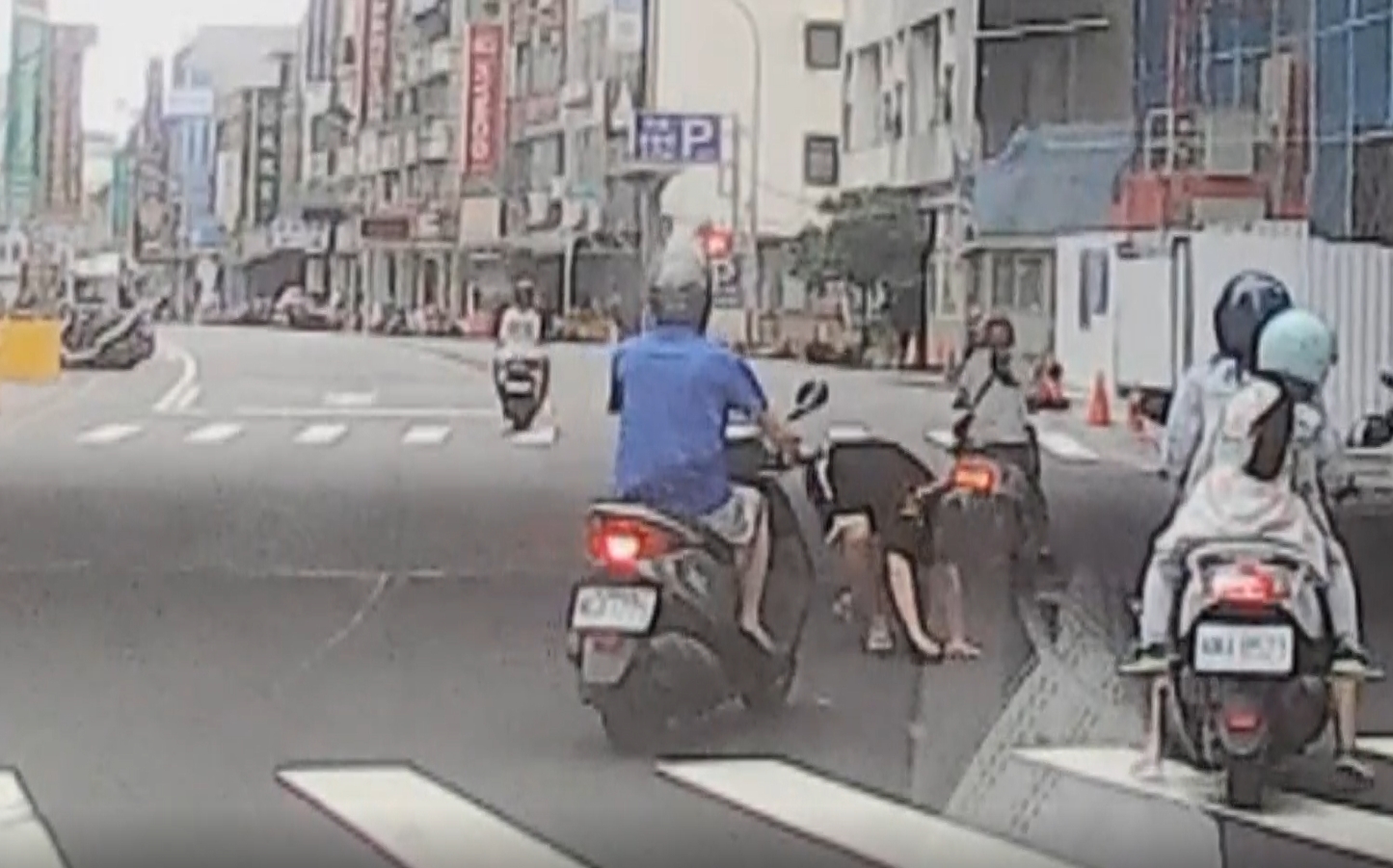 ▼騎士起步後，後方乘客倒栽蔥摔下車。（圖／東森新聞）