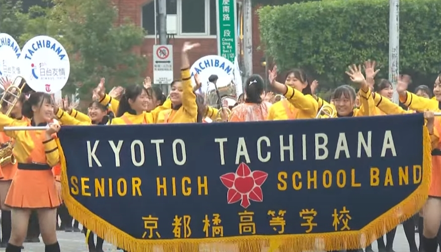▼日本京都橘高校吹奏樂部來台，登上國慶典禮上演出。（圖／東森新聞）