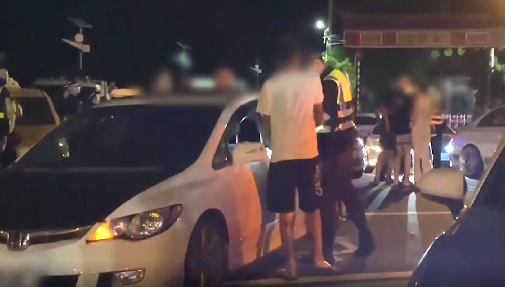 ▼警方到場後，惡煞們還持續叫囂，不配合調查。（圖／東森新聞）