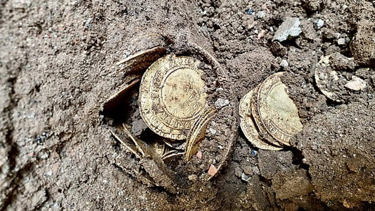 夫婦裝修廚房意外撿到「260枚金幣」 拍出2650萬