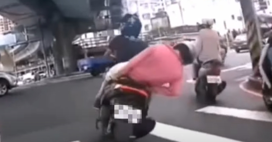 ▼之前就曾發生過孫子騎車載阿嬤，阿嬤卻掉下車的事件。（圖／東森新聞）