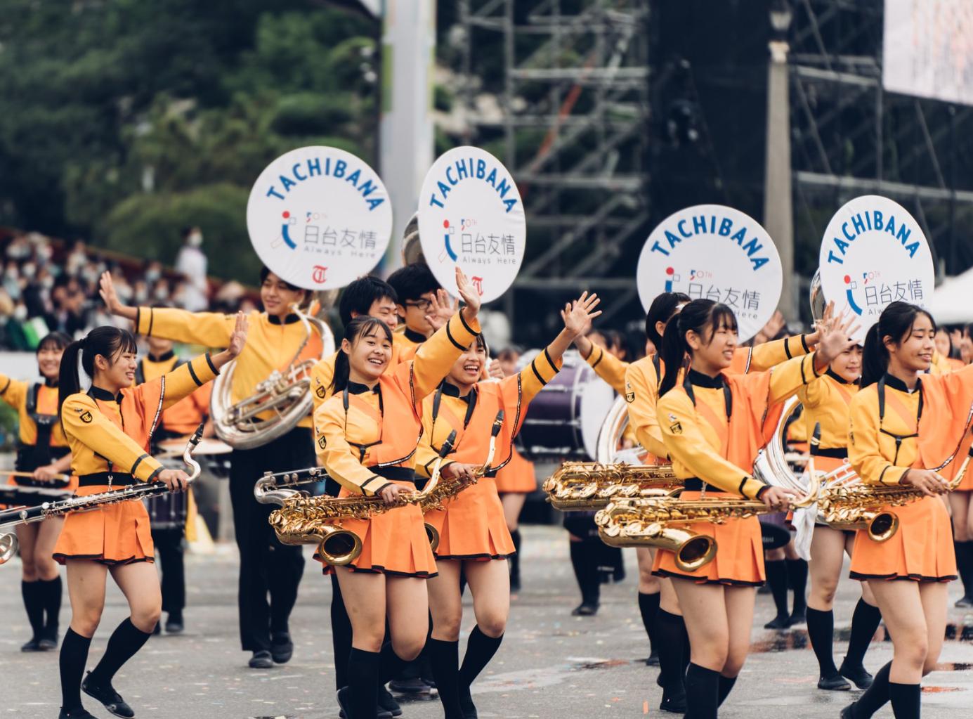 ▼同學們露出燦爛笑容，向民眾打招呼致意。（圖／翻攝自中華民國 讚國慶臉書）