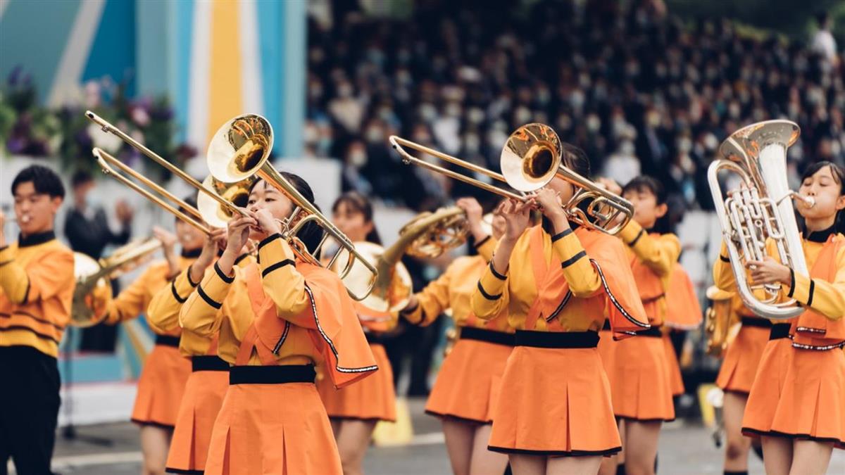 橘色惡魔表演後急衝機場 原來是要趕回去期中考