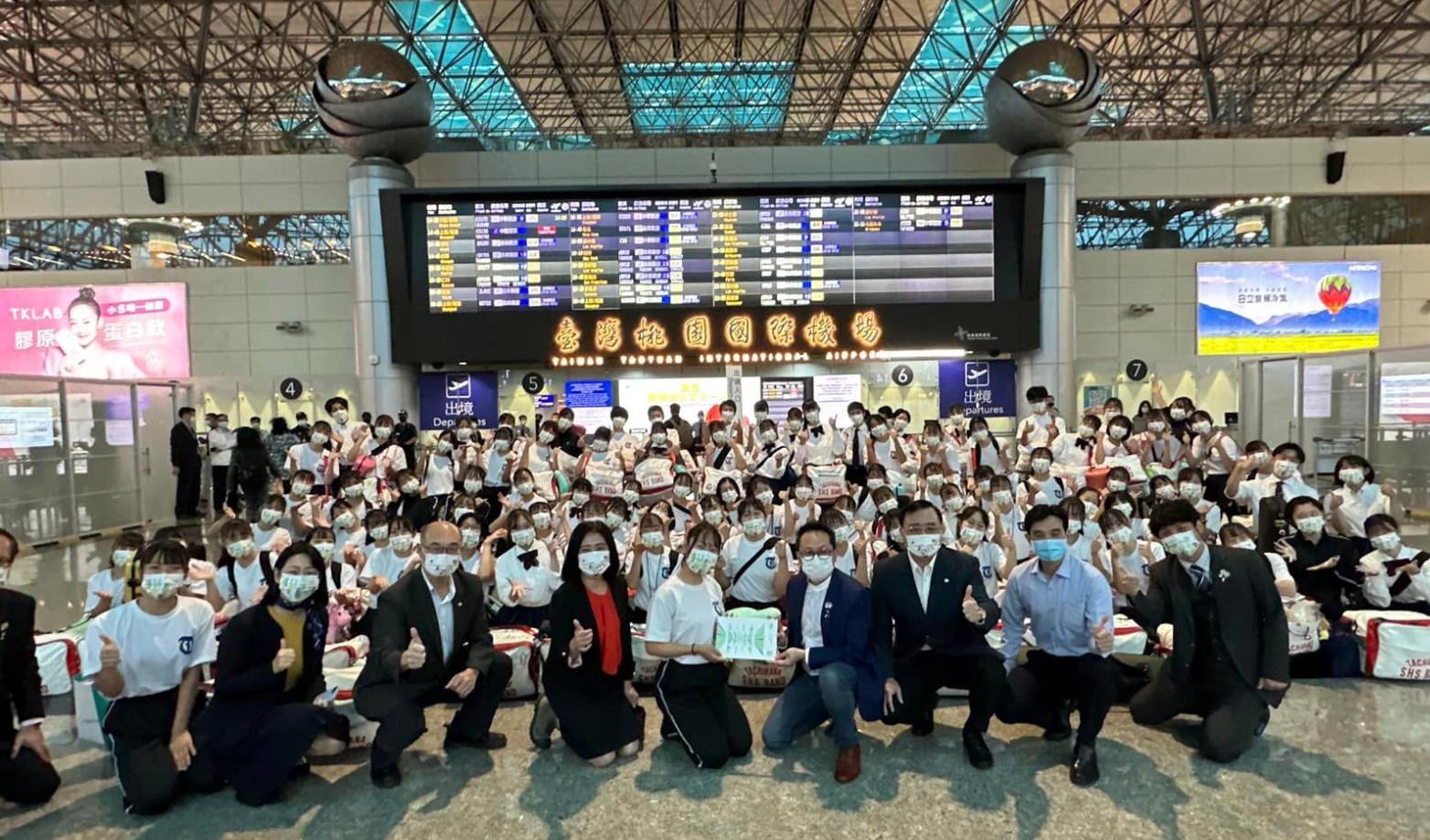 ▲▼同學們在表演結束後，就來到機場準備回國。（圖／翻攝自日本台灣交流協會臉書）