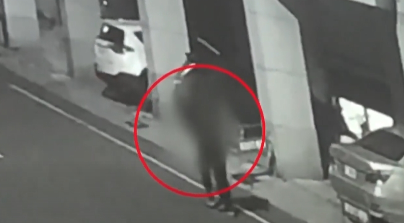 ▼男子持刀挾持被害女子，因為附近無人，女子無法求救。（圖／東森新聞）