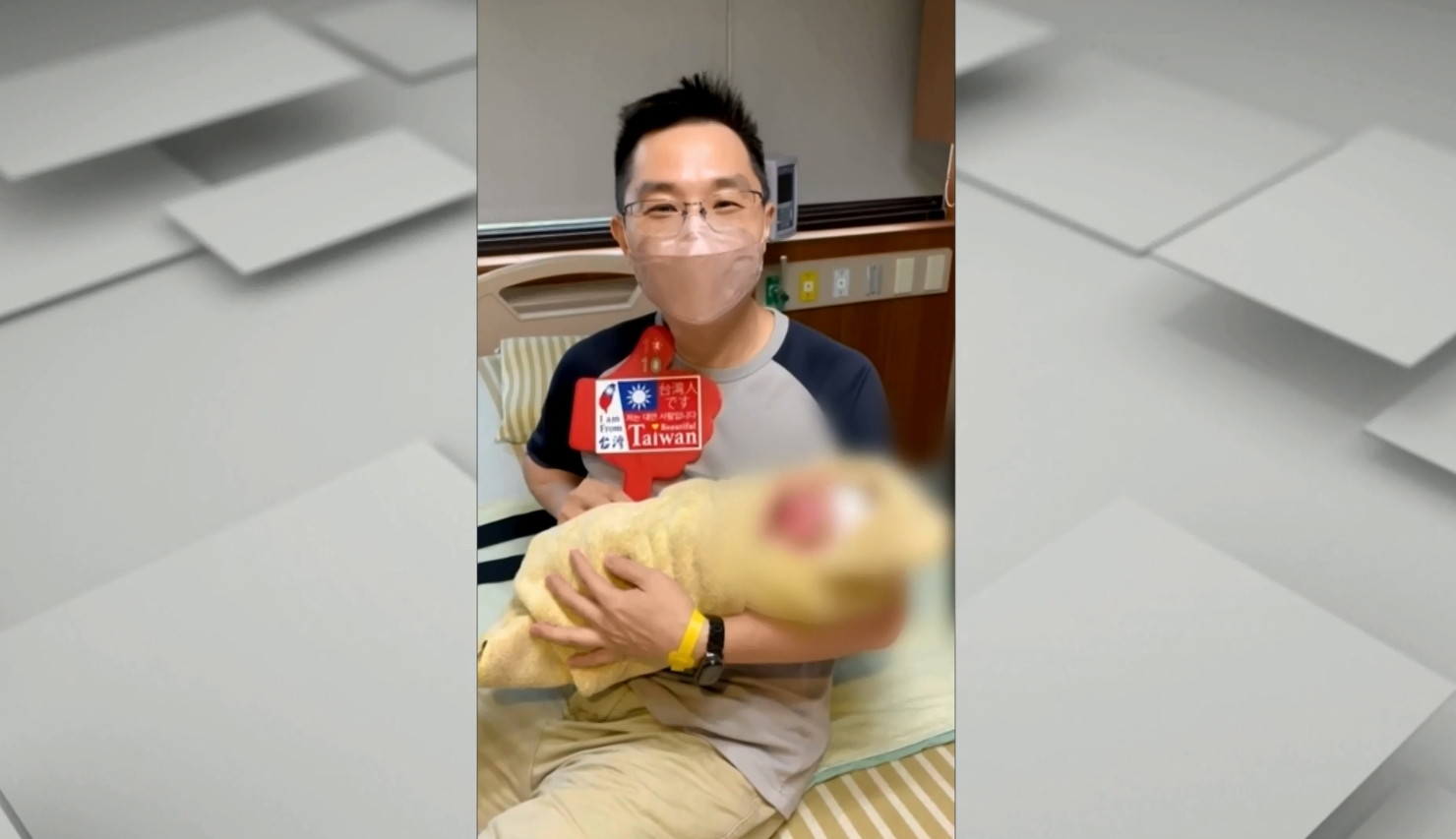 ▼特製國慶小手卡慶祝嬰兒的誕生，也慶祝國家的生日。（圖／東森新聞）