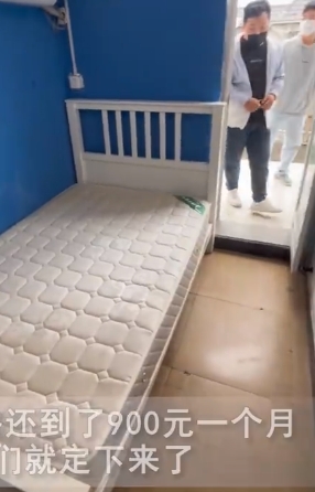 ▼房間內只有一張床跟一間浴室。（圖／翻攝自水木视讯微博）