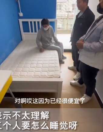 ▼3名年輕男子為省錢，決定共租一間房。（圖／翻攝自水木视讯微博）