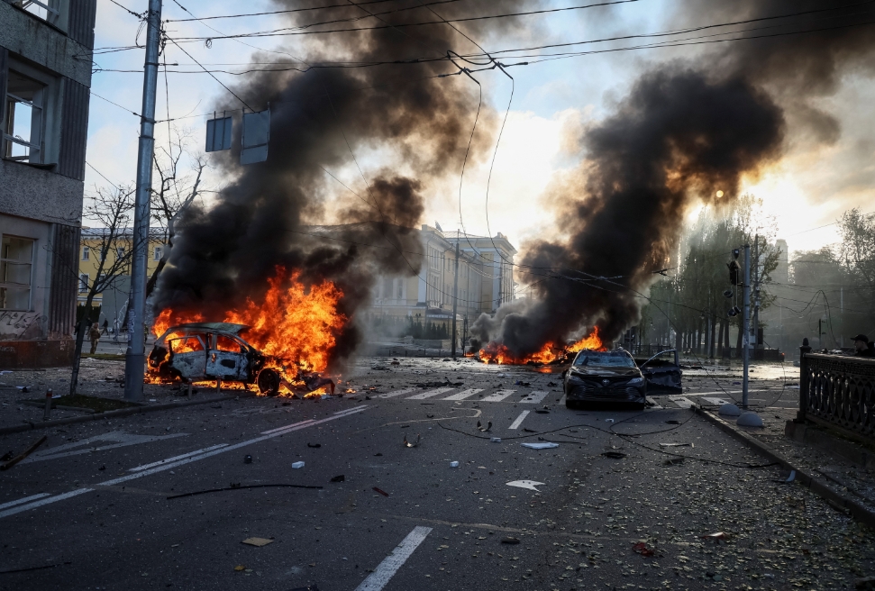 ▼當地發生多起爆炸，車子燒起、路面佈滿碎石。（圖／AP）