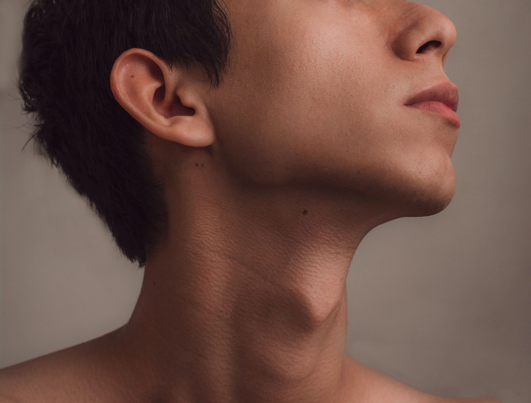 ▼頸部有腫塊為鼻咽癌症狀之一。（示意圖／翻攝自Unsplash）