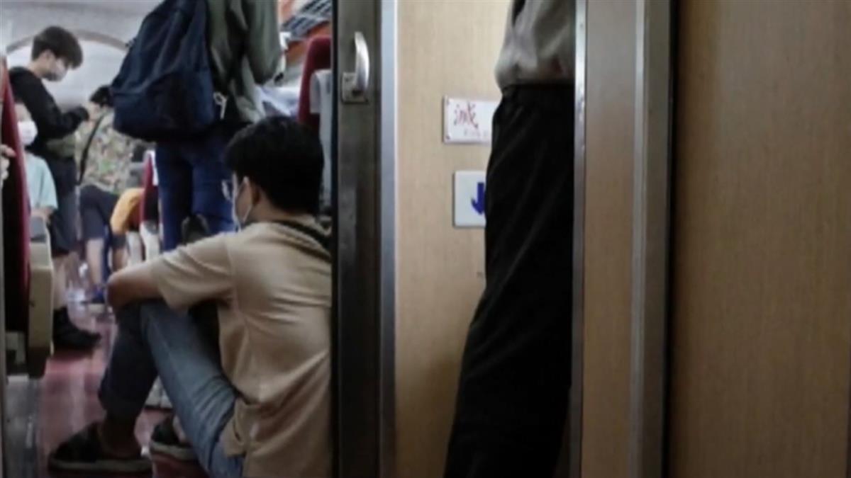 獨／轟台鐵連假車次取消沒告知 乘客擠同車窩地上