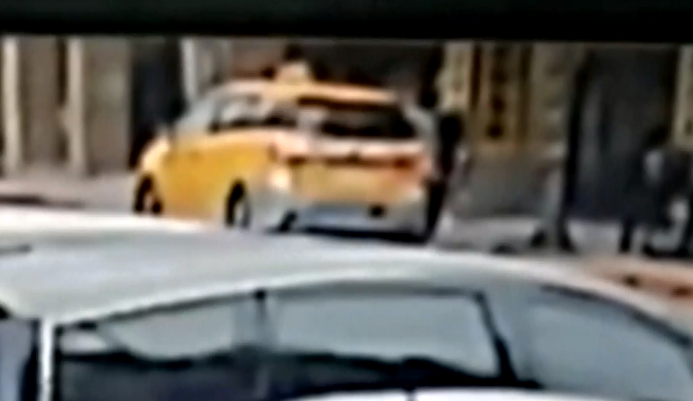 ▼一名計程車司機與騎士碰撞後發生糾紛。（圖／東森新聞）