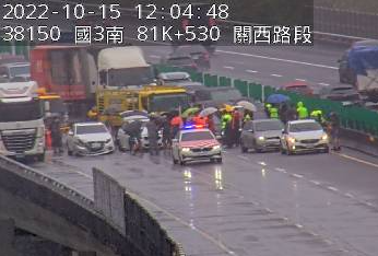 ▼警方抵達國道三號南下車禍發生路段，了解情況。（圖／翻攝自高公局即時路況）