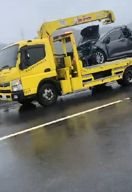 ▼遭撞毀的車輛已陸續被移除。（圖／東森新聞）