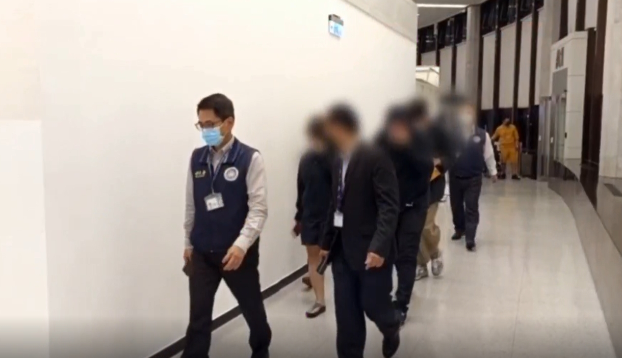 ▼死者家屬在今天上午前往殯儀館見女兒最後一面。(圖/東森新聞)