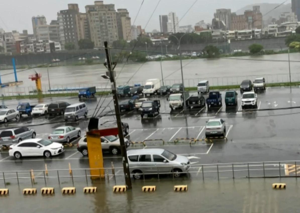 ▼尼莎颱風帶來豪雨,不少車輛淪為泡水車。(圖/東森新聞)