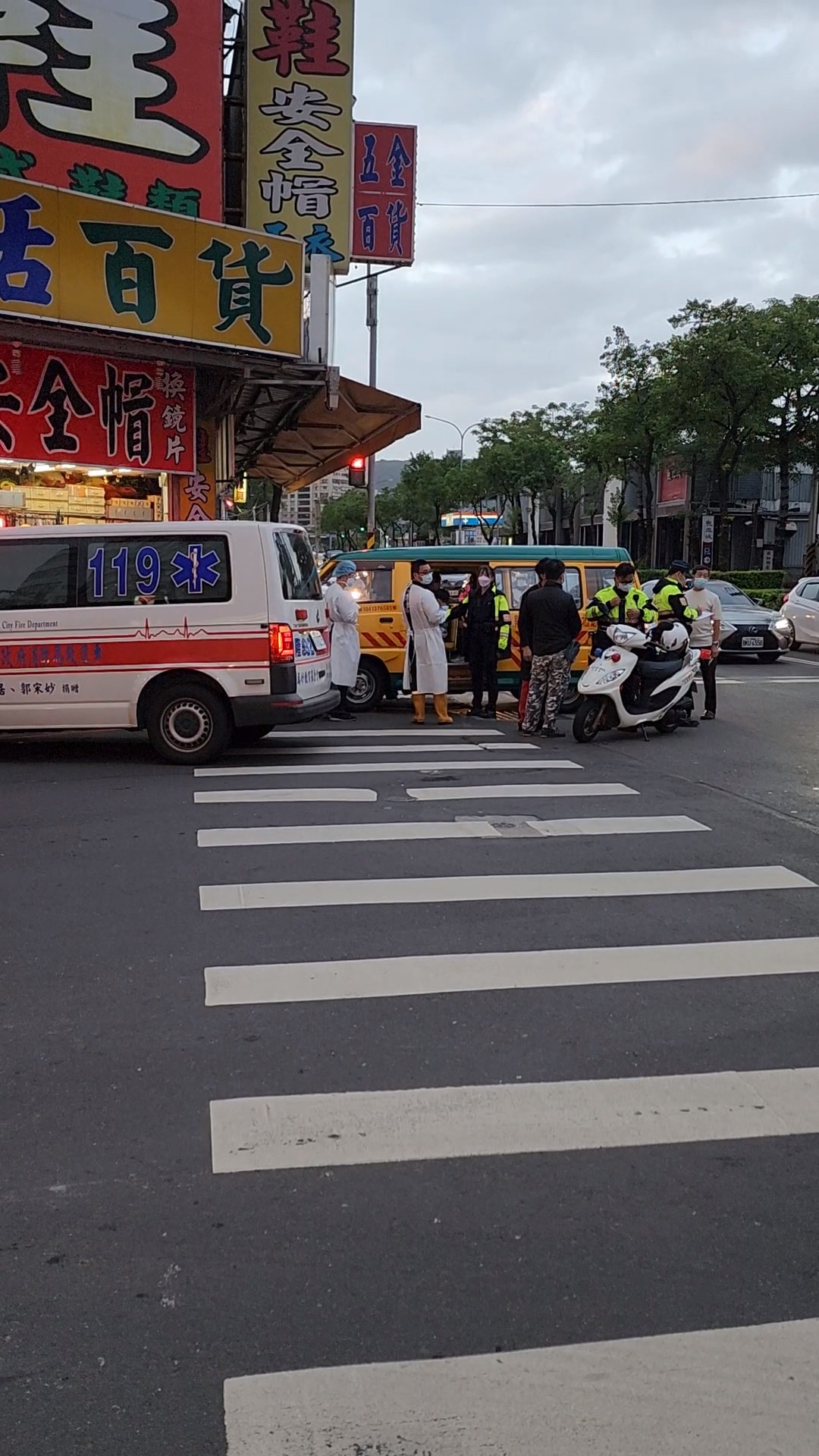 ▼新北市樹林區發生娃娃車自撞的狀況。（圖／東森新聞）