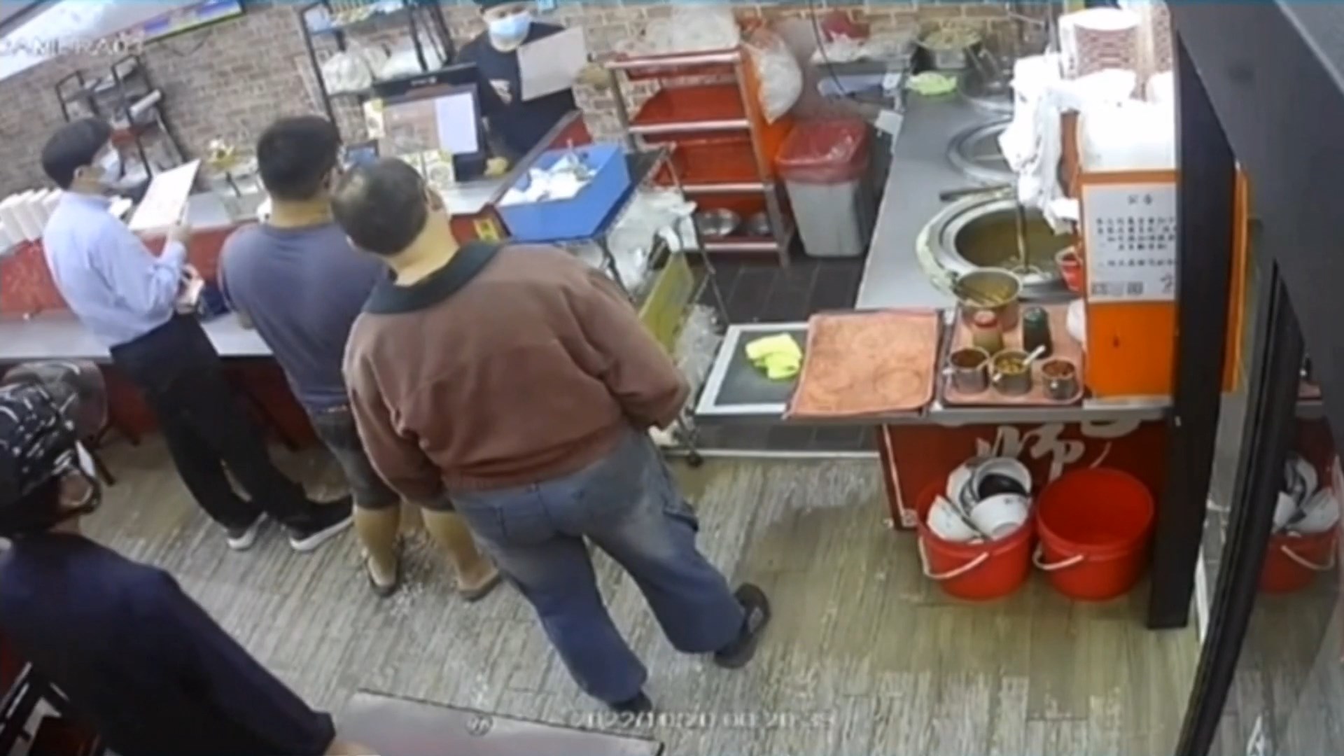 ▼男子吃飯到一半與朋友在麵店門口發生衝突，監視器全程錄下。（圖／東森新聞）