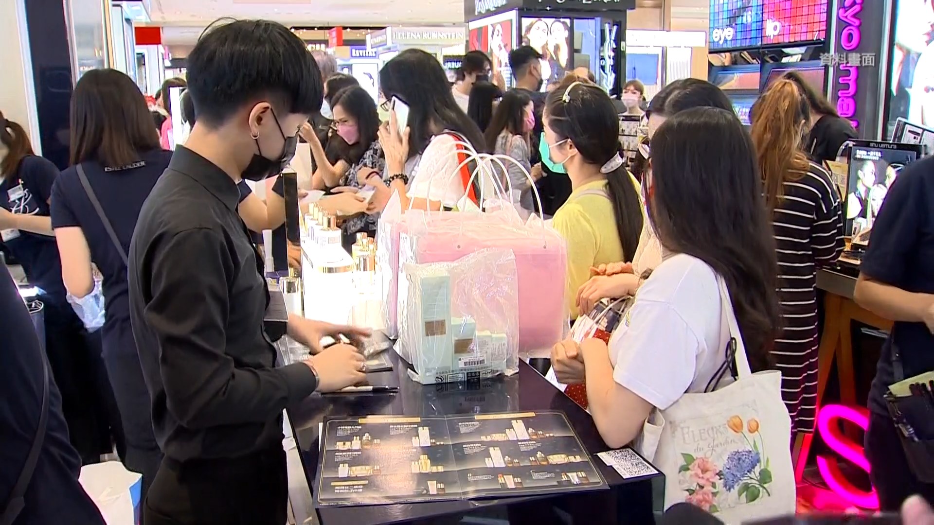 ▼百貨周年慶，許多消費者購物結帳時使用信用卡刷卡。（圖／東森新聞）