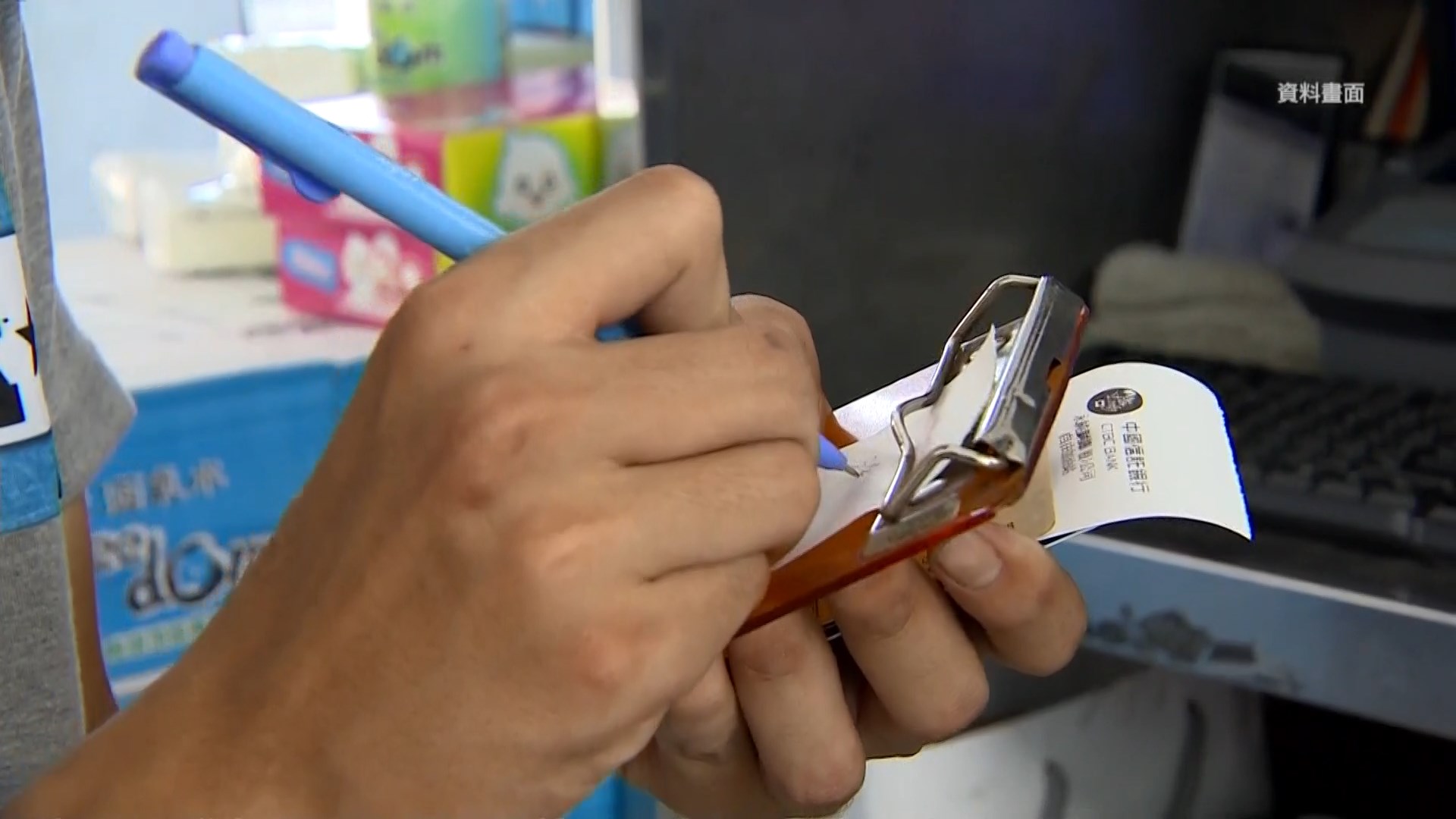 ▼使用信用卡結帳時，無論金額大小，業者都會要求消費者簽名。（圖／東森新聞）