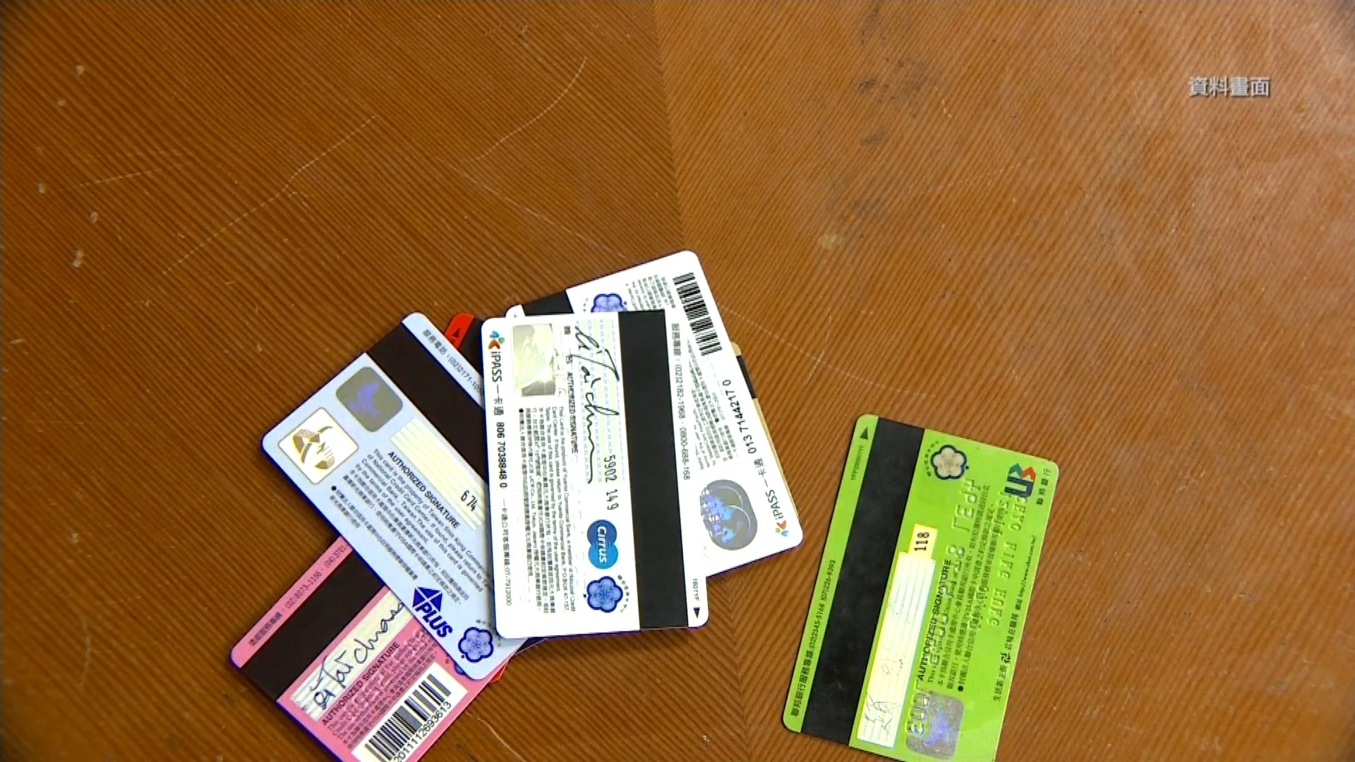 ▼業者呼籲民眾若信用卡沒署名，可能會有盜刷的風險。（圖／東森新聞）