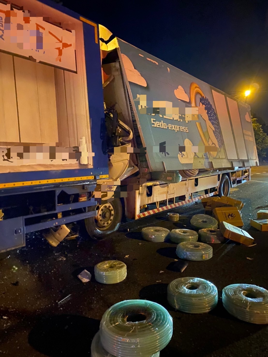 ▼國道1號發生5輛大車追撞的事故。（圖／翻攝自記者爆料網）