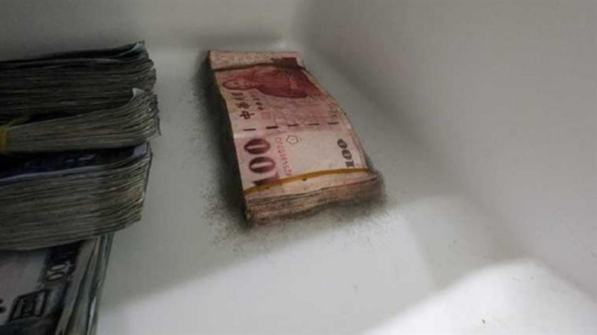 ▼有民眾將新台幣紙鈔放進斷電的冰箱中長達3個月。（圖／翻攝自「爆廢公社公開版」臉書）