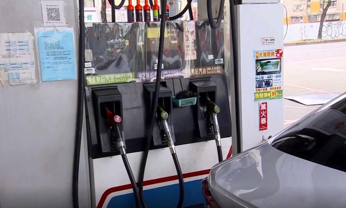 ▼加油站的油槍都有自動跳停設計，防止加入過多汽油。（圖／東森新聞）