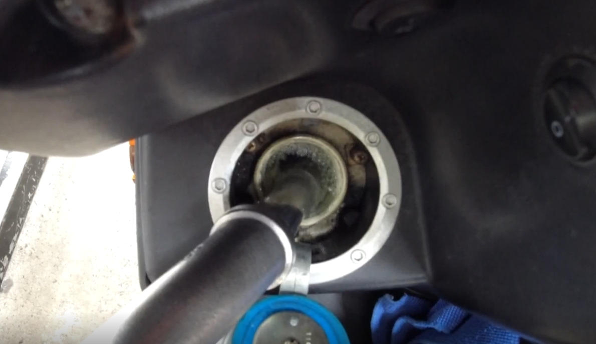 ▼加油站員工遇過有騎士要求加到滿，油箱都已出現小泡泡，這種行為其實是違法的。（圖／東森新聞）