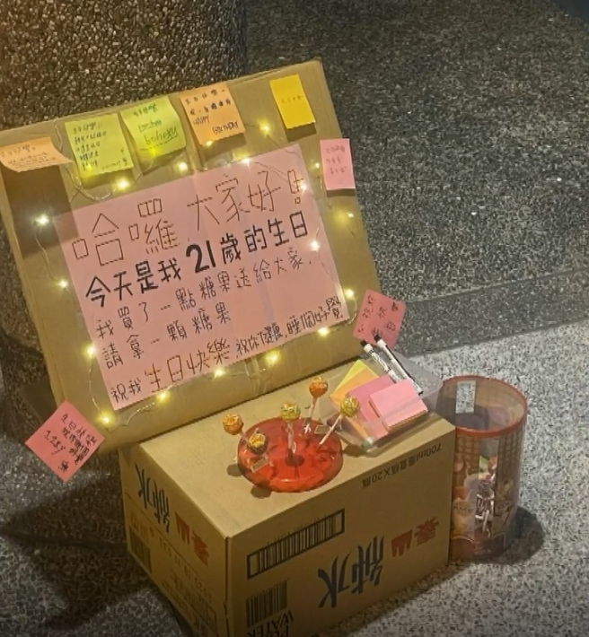 ▼有壽星自製糖果箱，提供大家自取糖果。（圖／東森新聞）