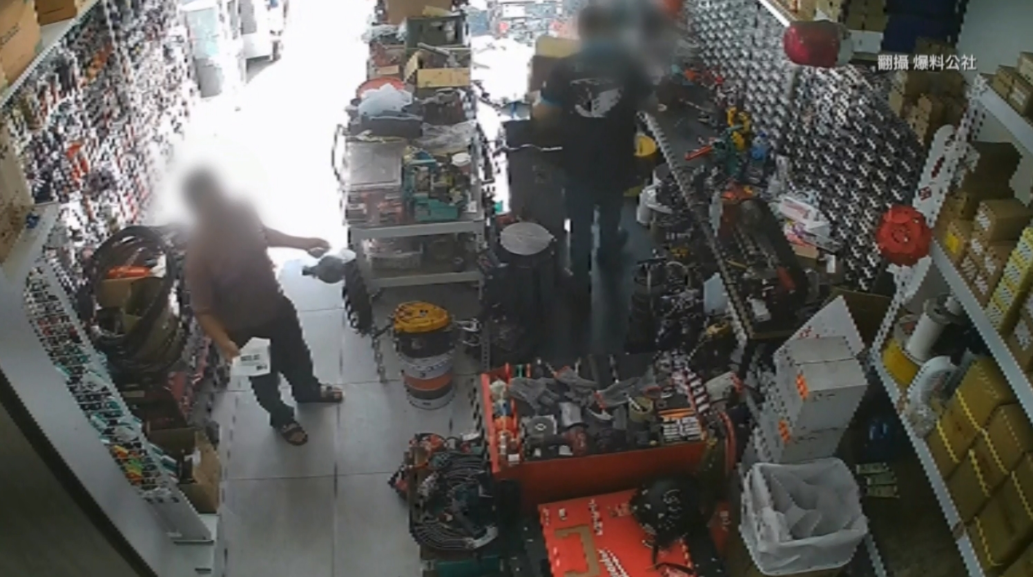 ▼中壢一間五金房員工與客人發生糾紛。（圖／翻攝自爆料公社）