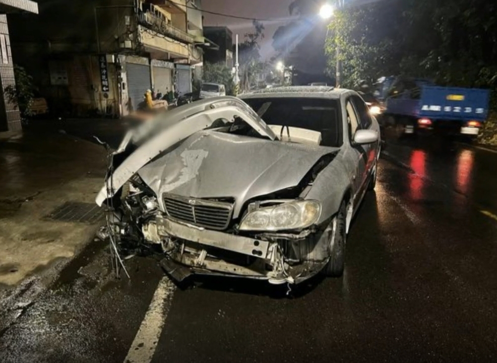 ▼肇事車輛車頭全毀，可以看出當時的撞擊力量之大。（圖／東森新聞）