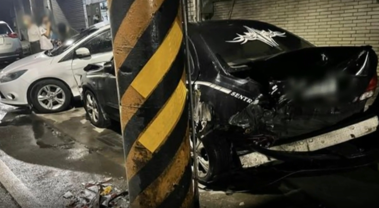 ▼路邊車輛慘遭波及。（圖／東森新聞）