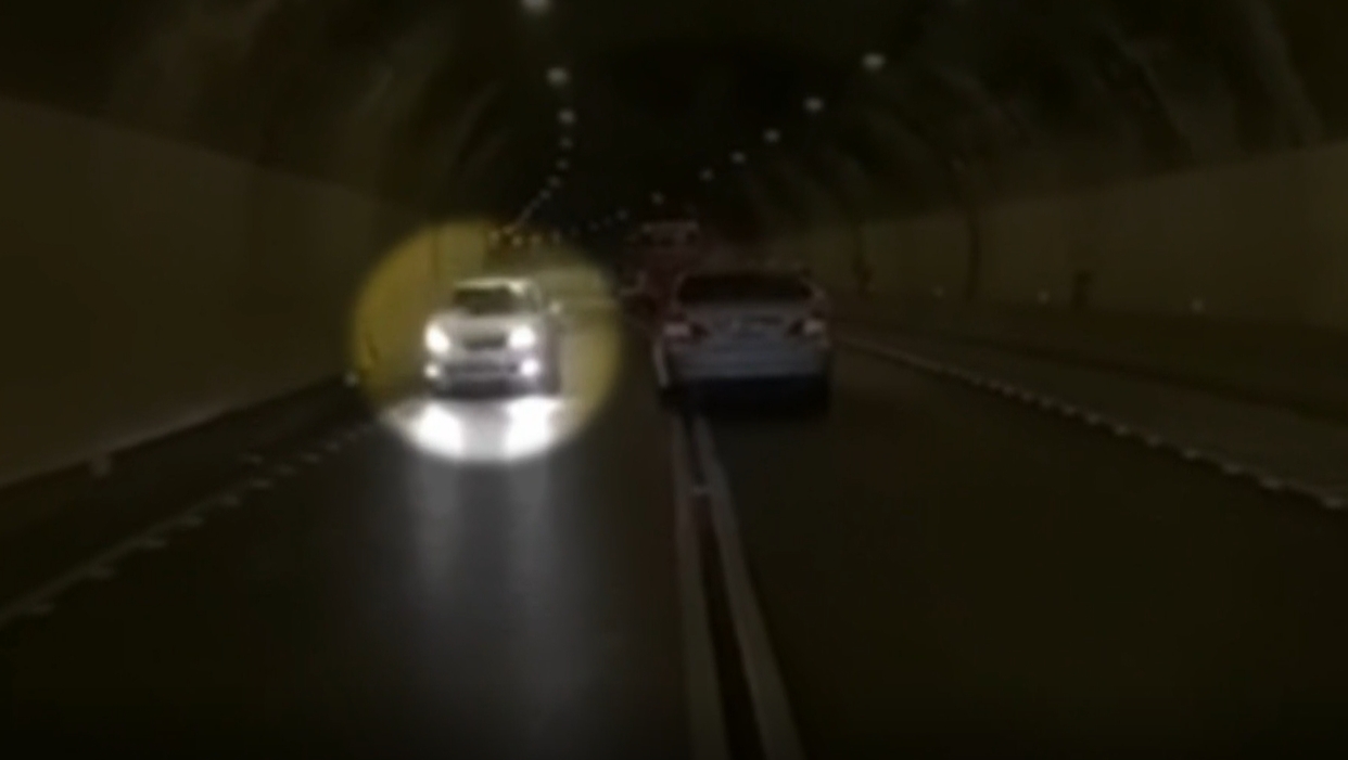 ▼國道隧道內一輛汽車誇張逆向，讓駕駛嚇壞。（圖／東森新聞）