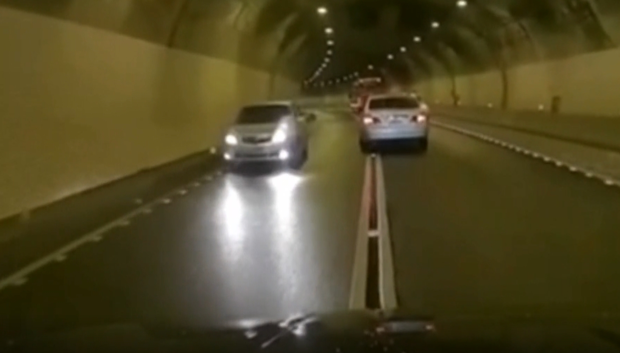 ▼駕駛連忙切換車道，與逆向車驚險擦身。（圖／東森新聞）