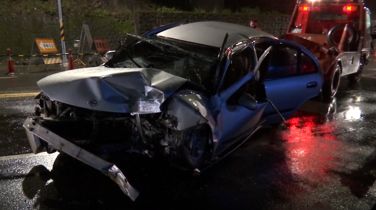 ▼銀色轎車失控自撞，受到撞擊，車內安全氣囊爆開。（圖／東森新聞）