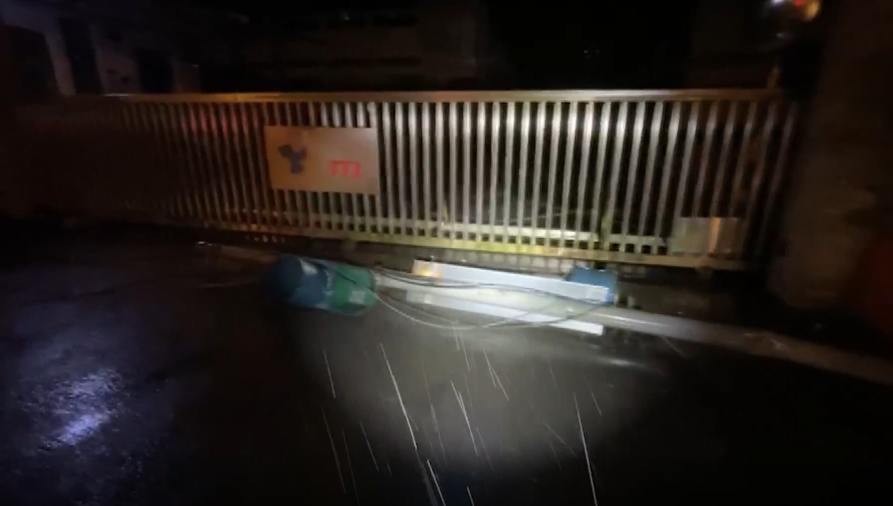 ▼旁邊的號誌桿被轎車撞斷，整根倒地。（圖／東森新聞）