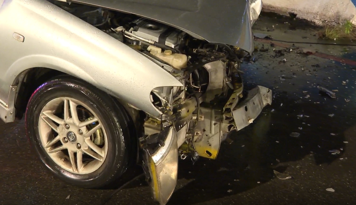 ▼轎車車頭板金凹陷、近乎全毀。（圖／東森新聞）