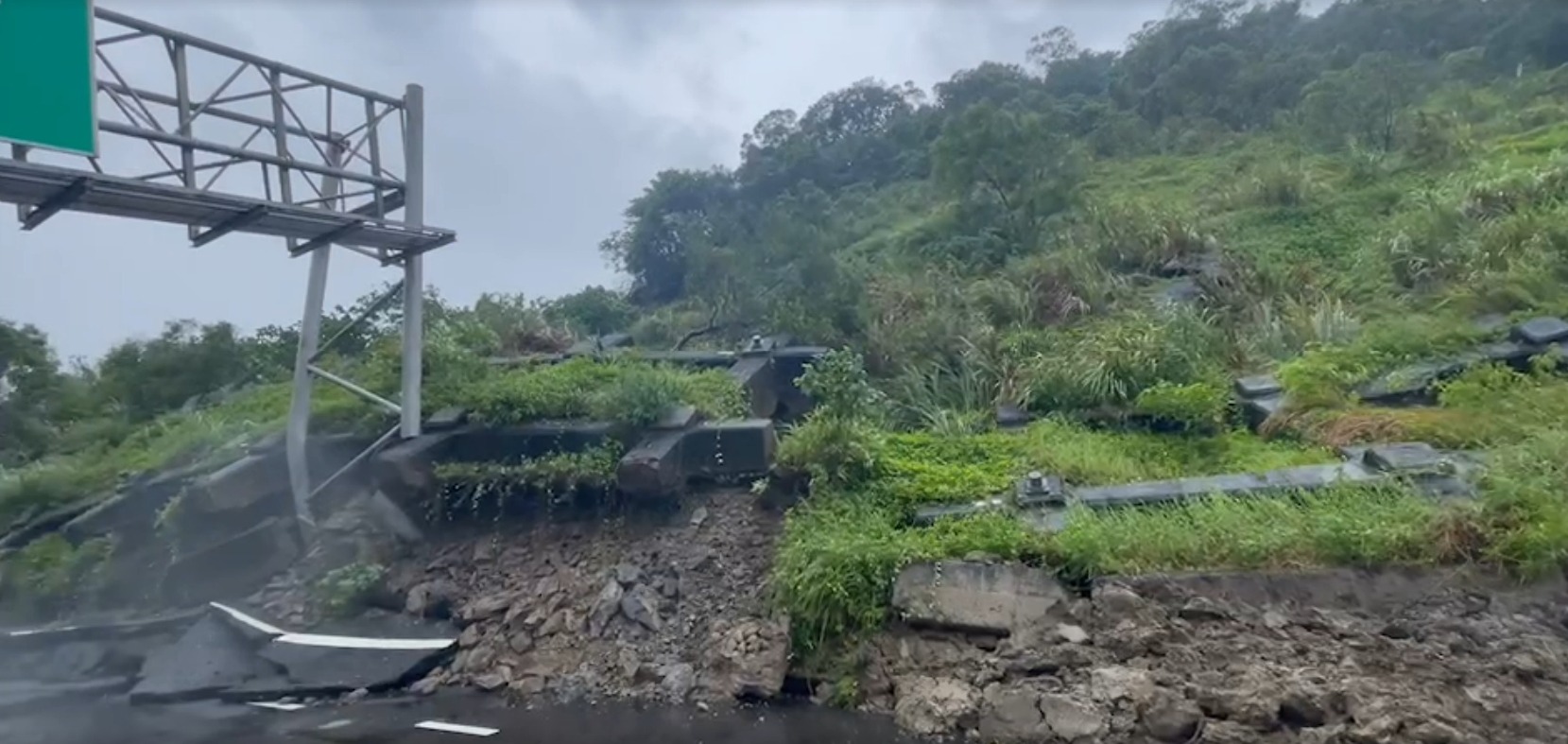 ▼國道一號南下10.1公里處邊坡滑落。（圖／東森新聞）