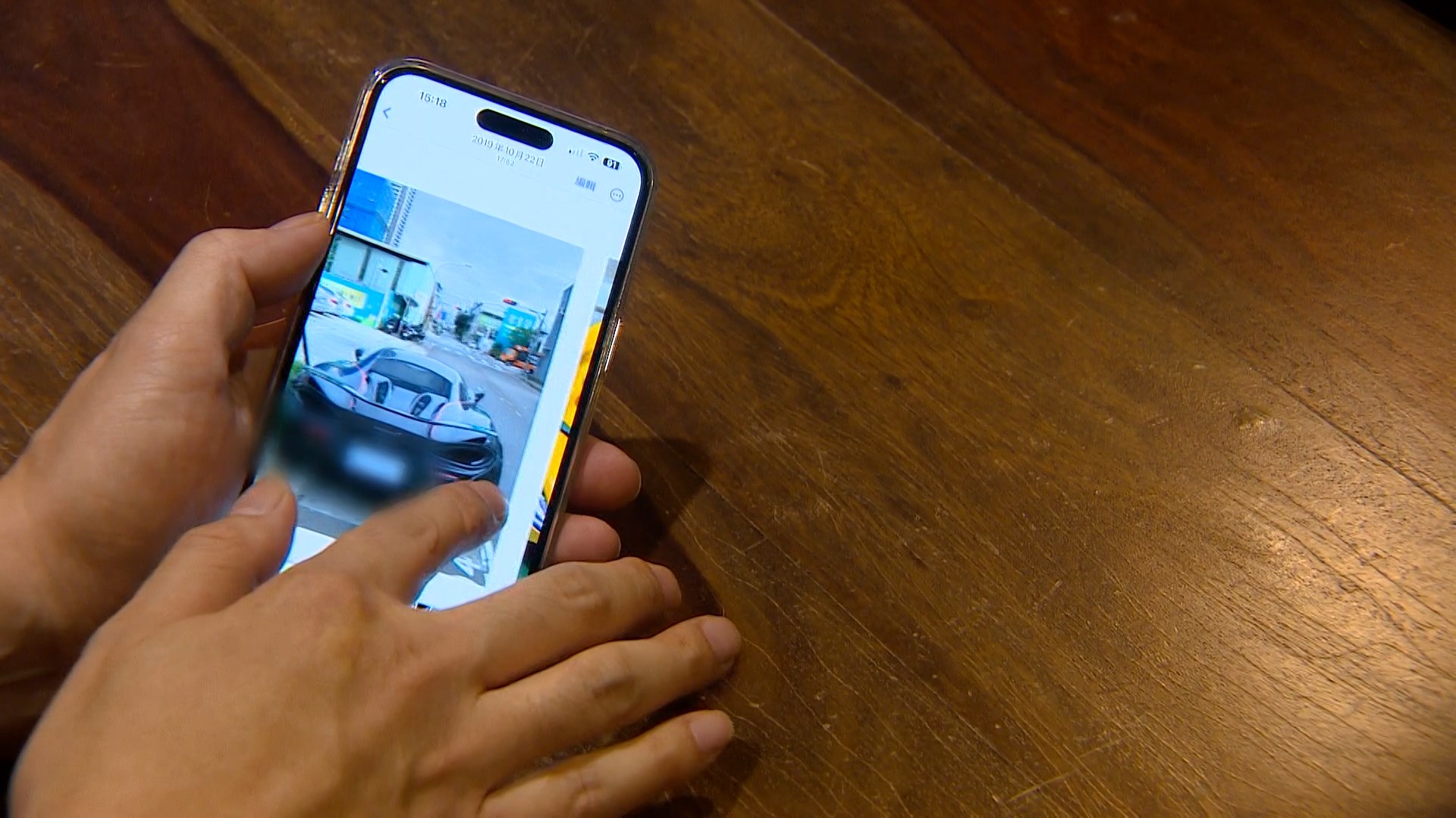 ▼車迷看豪華跑車心動不已，但他們控訴被詐騙。（圖／東森新聞）