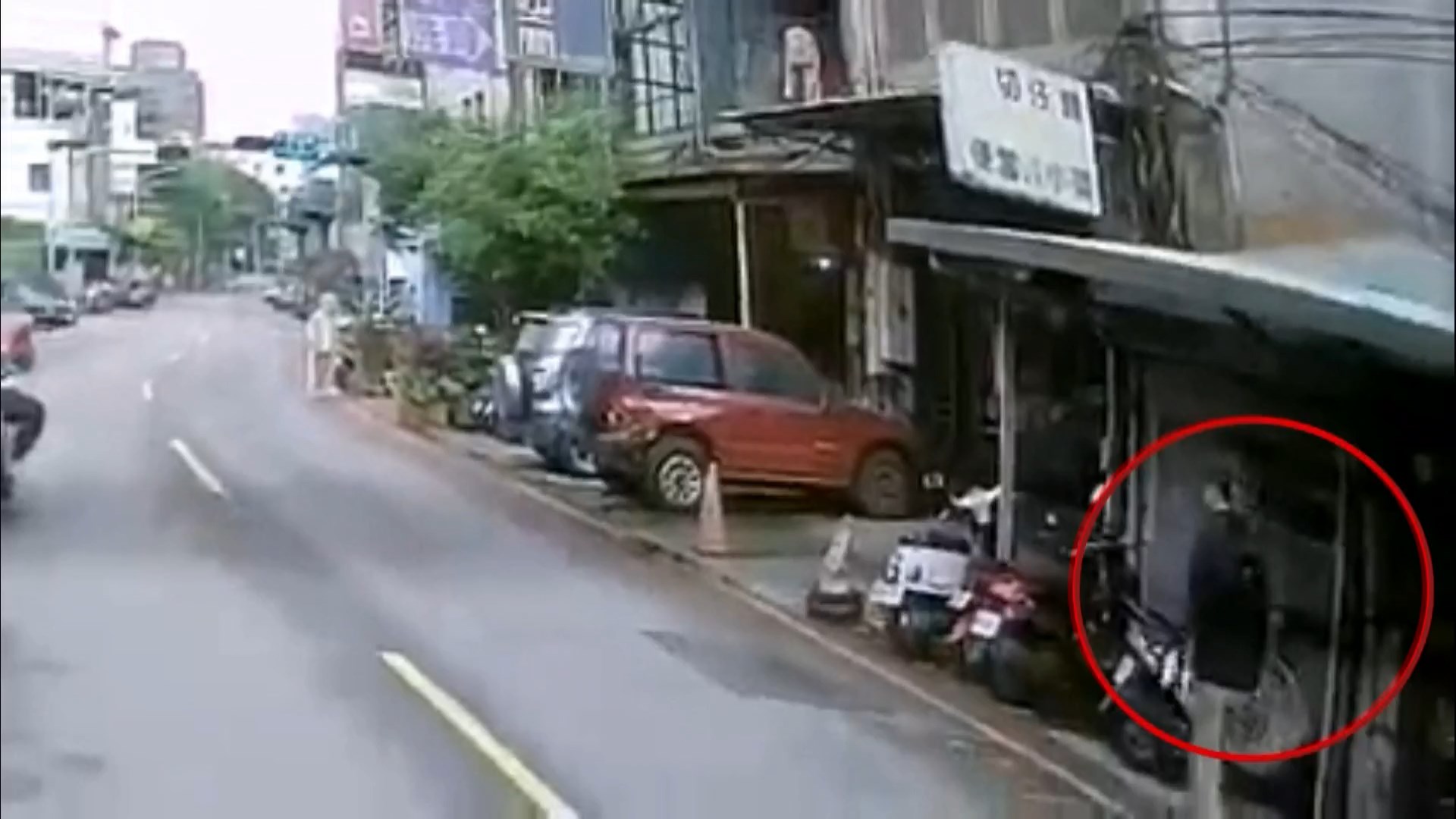  ▼一名女子走在路上突然被駕駛開車撞飛，當場失去生命跡象，目前仍在加護病房。（圖／東森新聞）