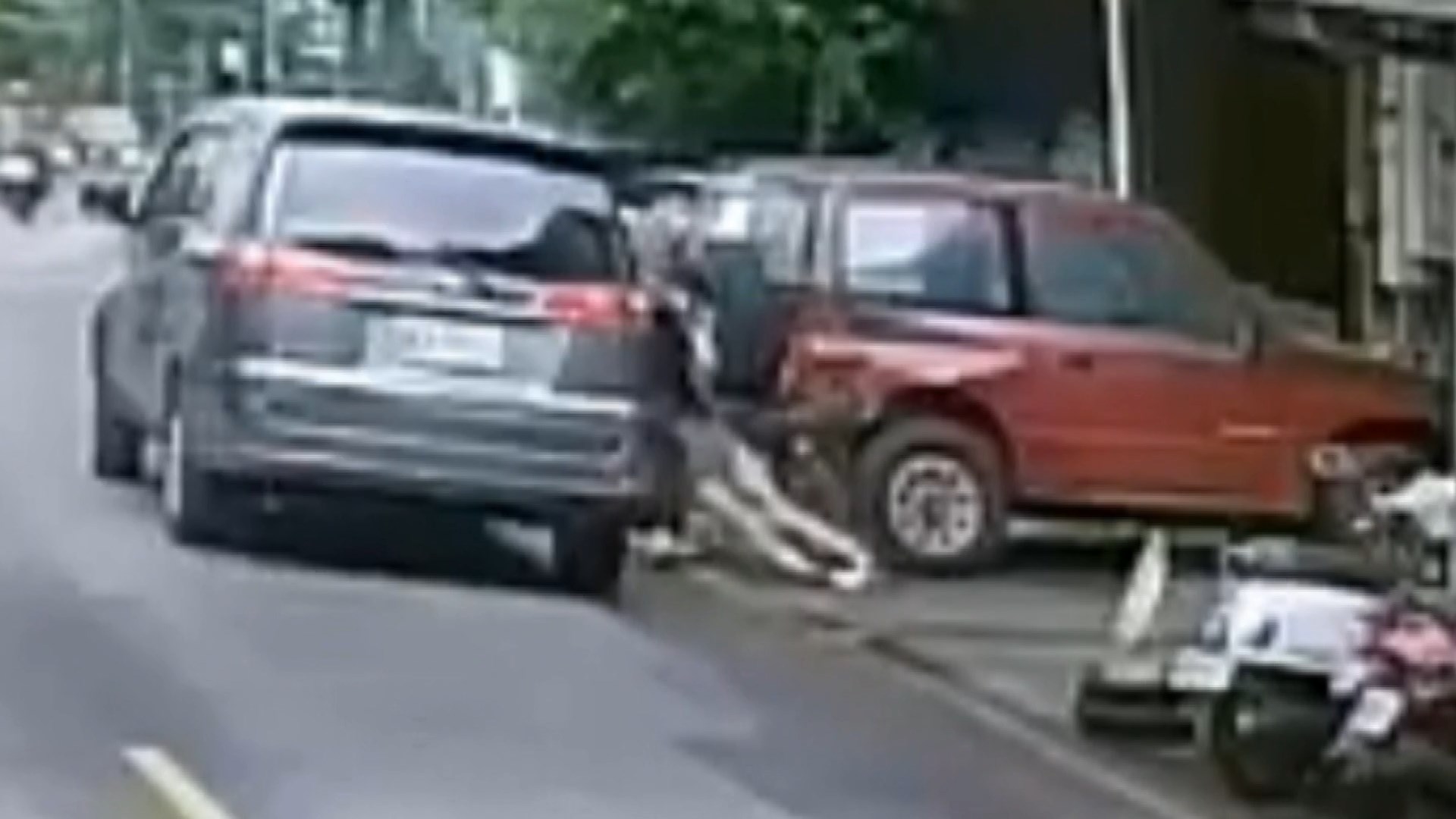 ▼駕駛趕緊下車看傷者有沒有事，但下一秒他卻伸手把人扛起來直接抱到馬路旁。（圖／東森新聞）